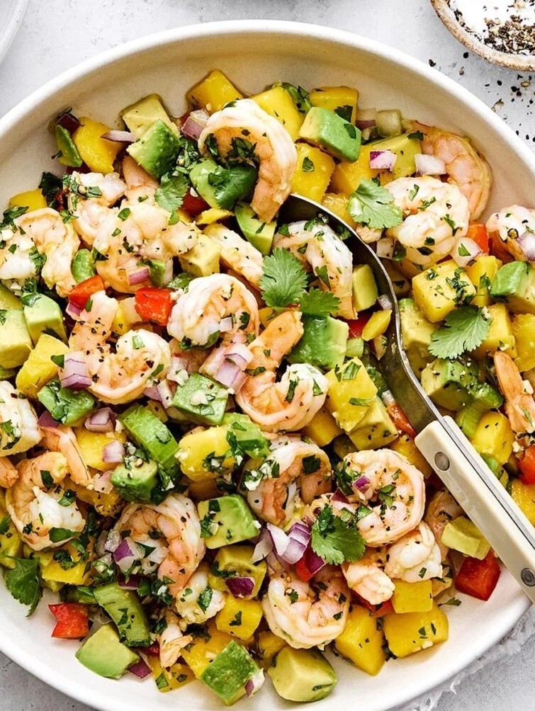 Garneļu salāti ar mango un avokado